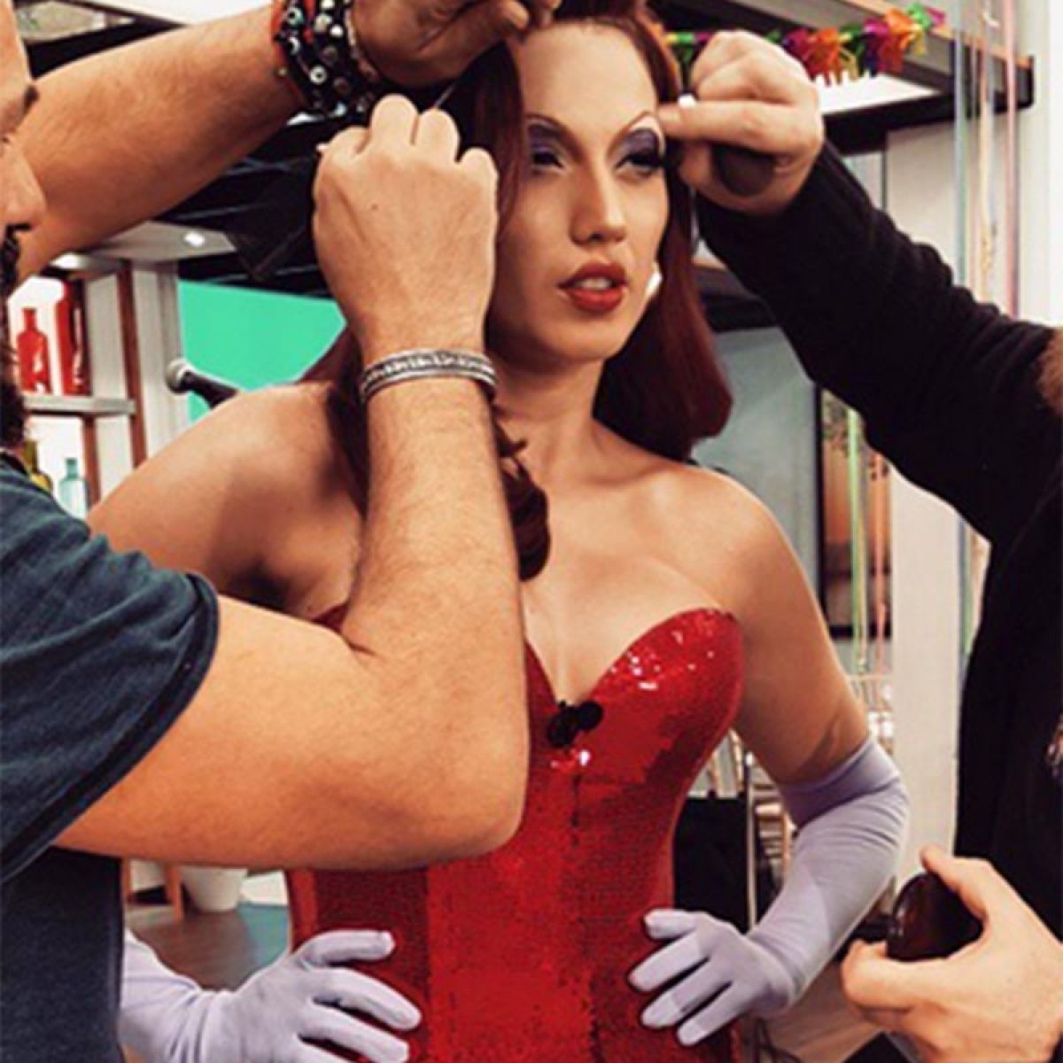Η Κωνσταντίνα Σπυροπούλου ως Τζέσικα Ράμπιτ με κόκκινη περούκα από την KDG Hair Boutique